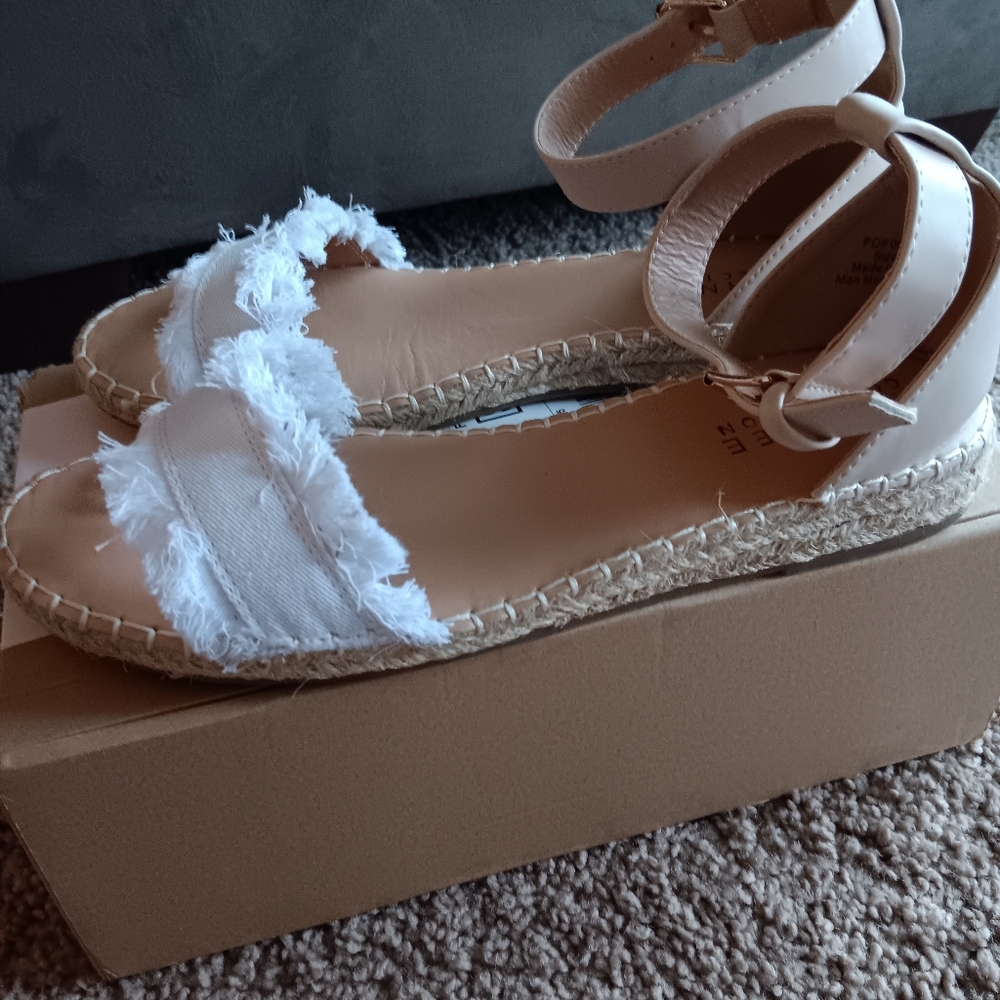 Journee Collection White Sandles 9.5m (no box)